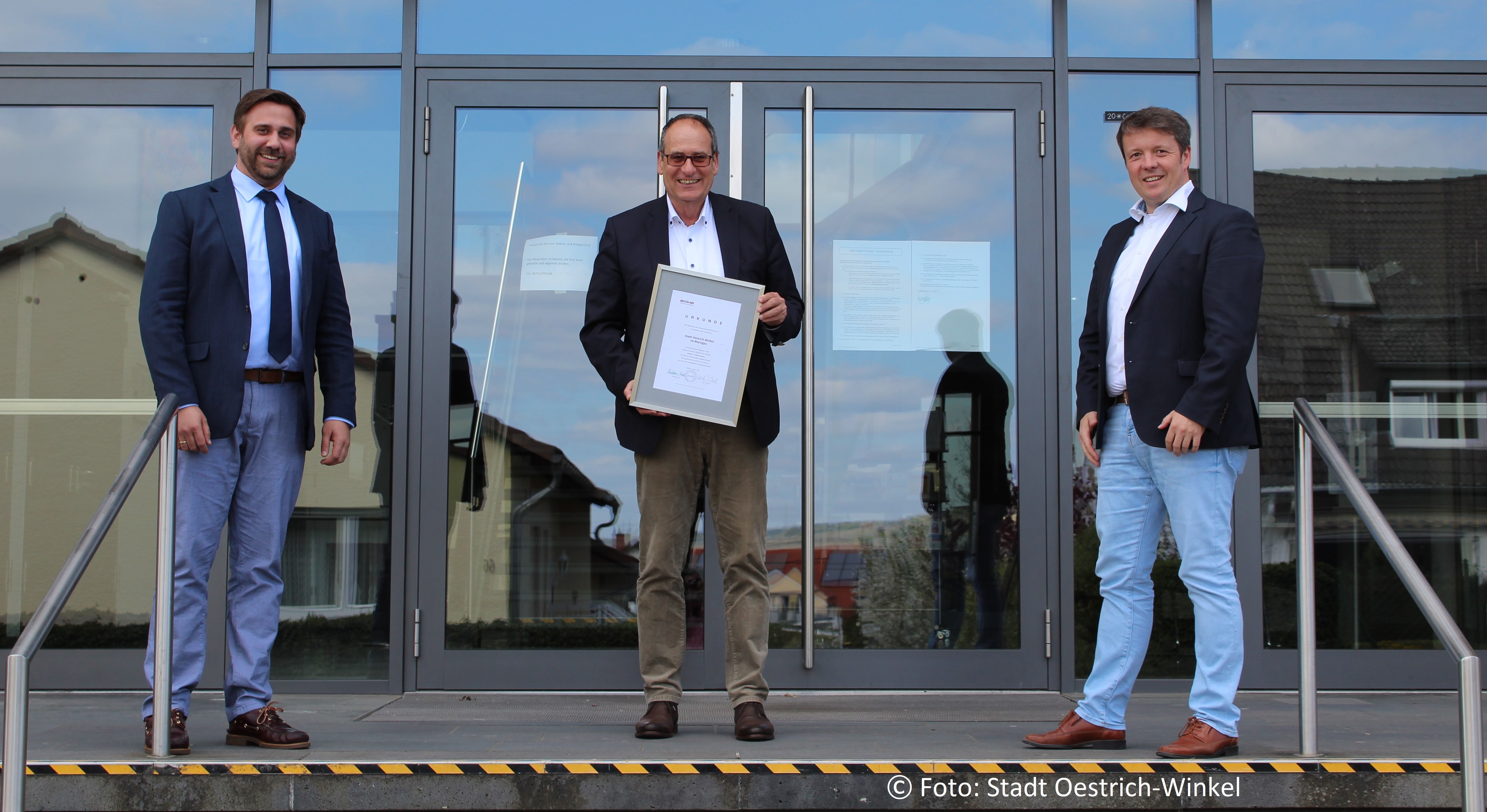 Björn Sommer; Bertram Huke und Bürgermeister Kay Tenge.
