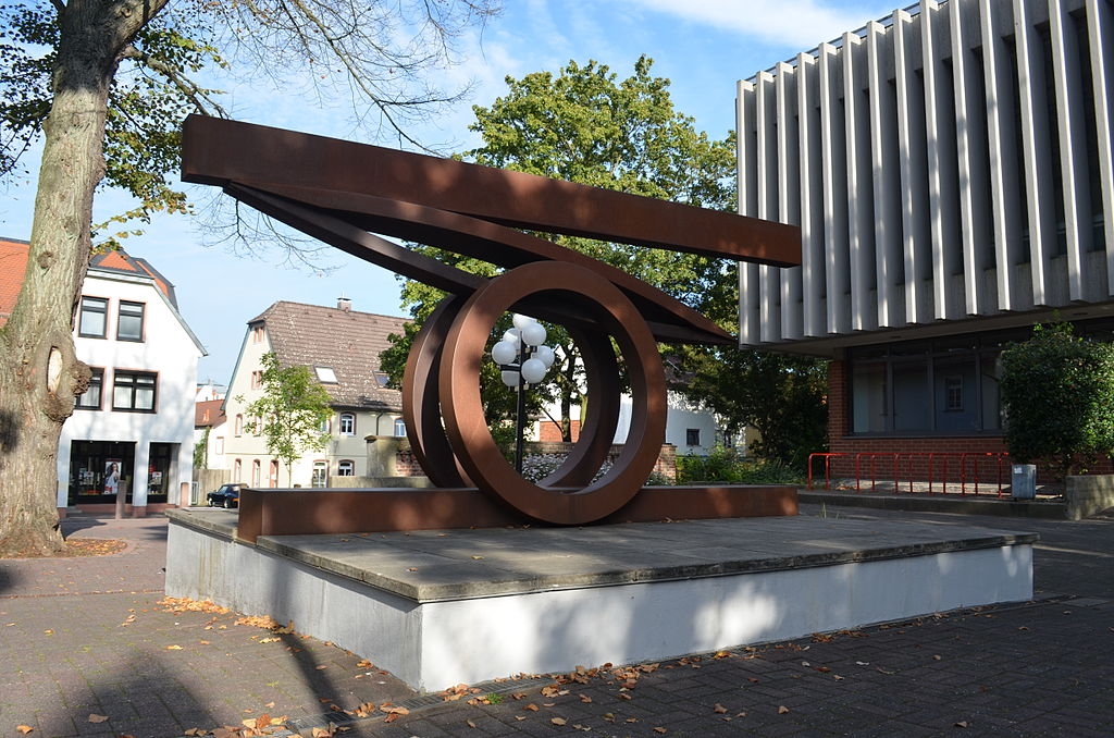 Skulptur vor mehreren Gebäuden in Friedrichsdorf.