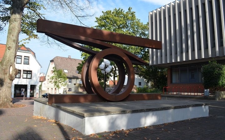 Skulptur vor mehreren Gebäuden in Friedrichsdorf.