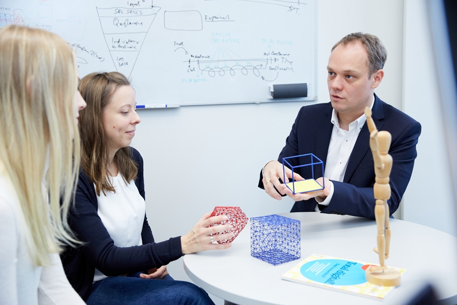 Hendrik Drachsler im Gespräch mit zwei weiteren Personen.