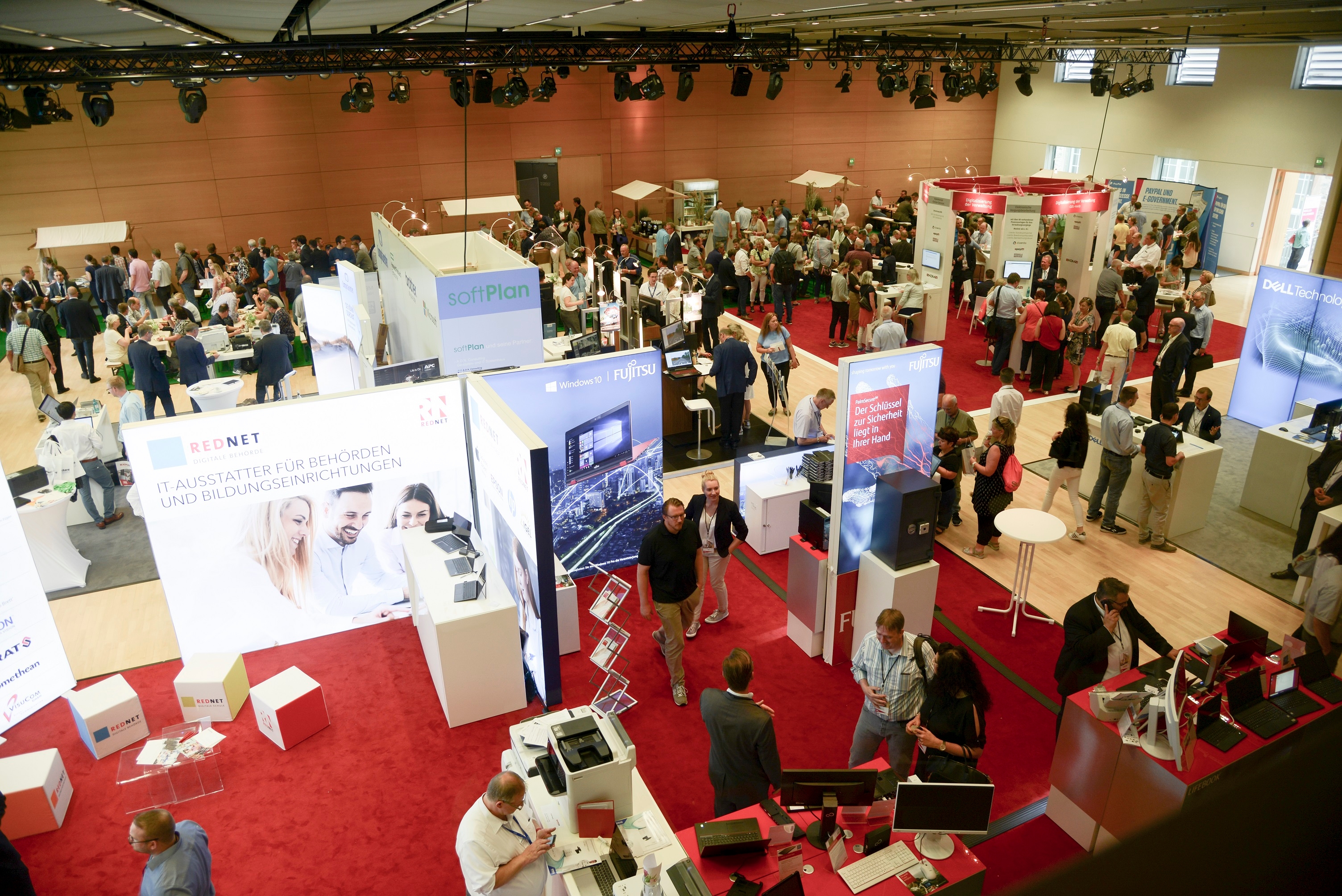 Ansammlung von Teilnehmenden in den Räumlichkeiten der expo.