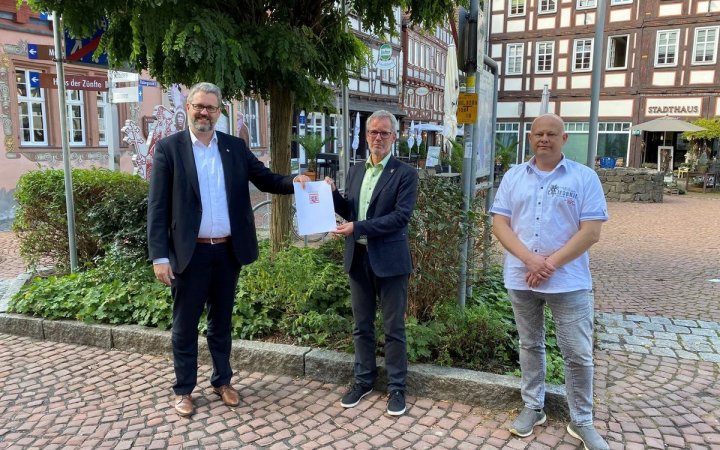 Patrick Burghardt; Frank Ide und eine weitere Person im Zentrum der Stadt Grünberg.