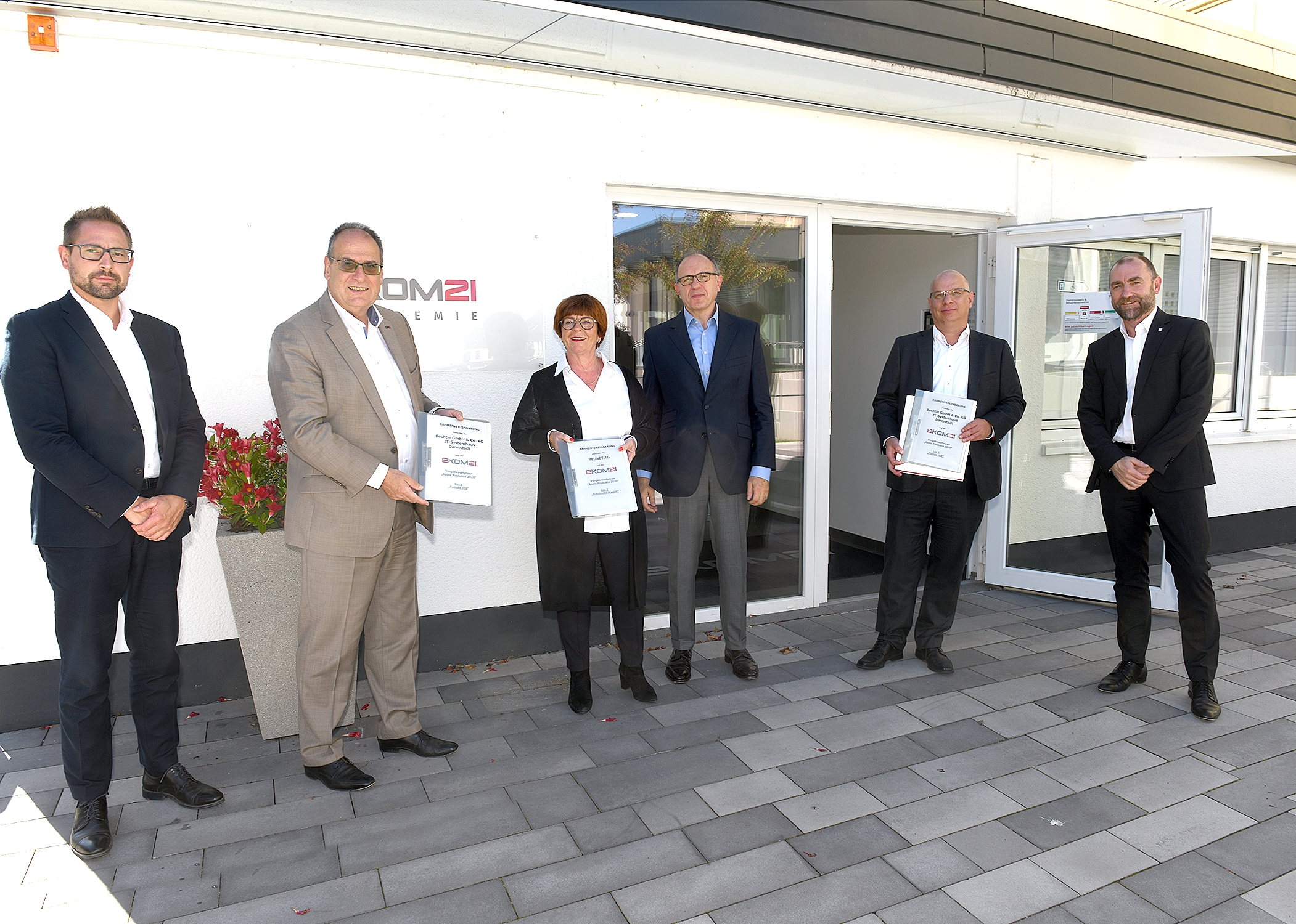 Mitarbeitende der ekom21 bei der Präsentation eines vertraglichen Dokumentes.