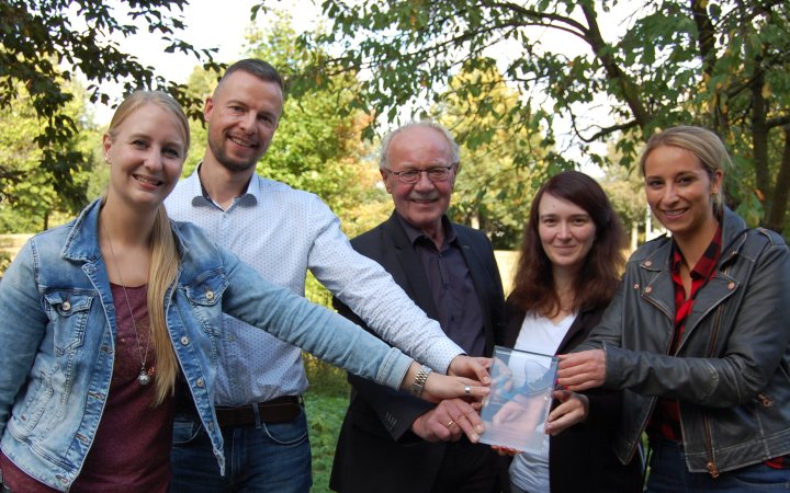 Fünf Mitarbeitende des Landkreises Waldeck-Frankenberg präsentieren einen Preis.
