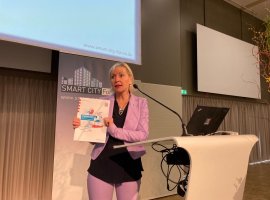Kristena Sinemus auf der Bühne während einer Podiumsdiskussion.
