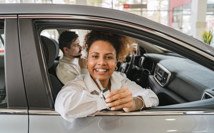 Zwei Personen sitzend in einem Auto.