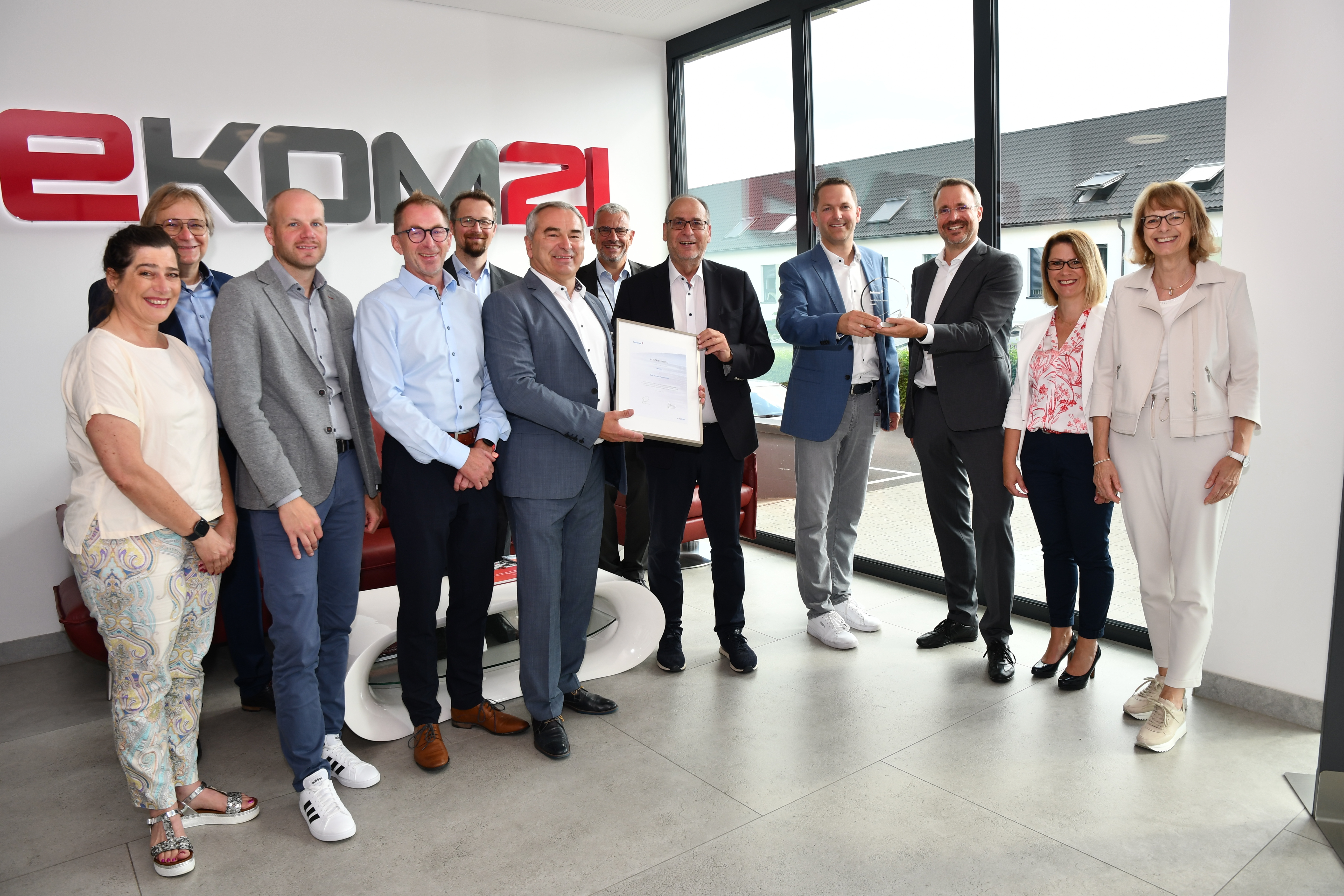 Gruppe von ekom21-Mitarbeitenden während einer Preisverleihung.