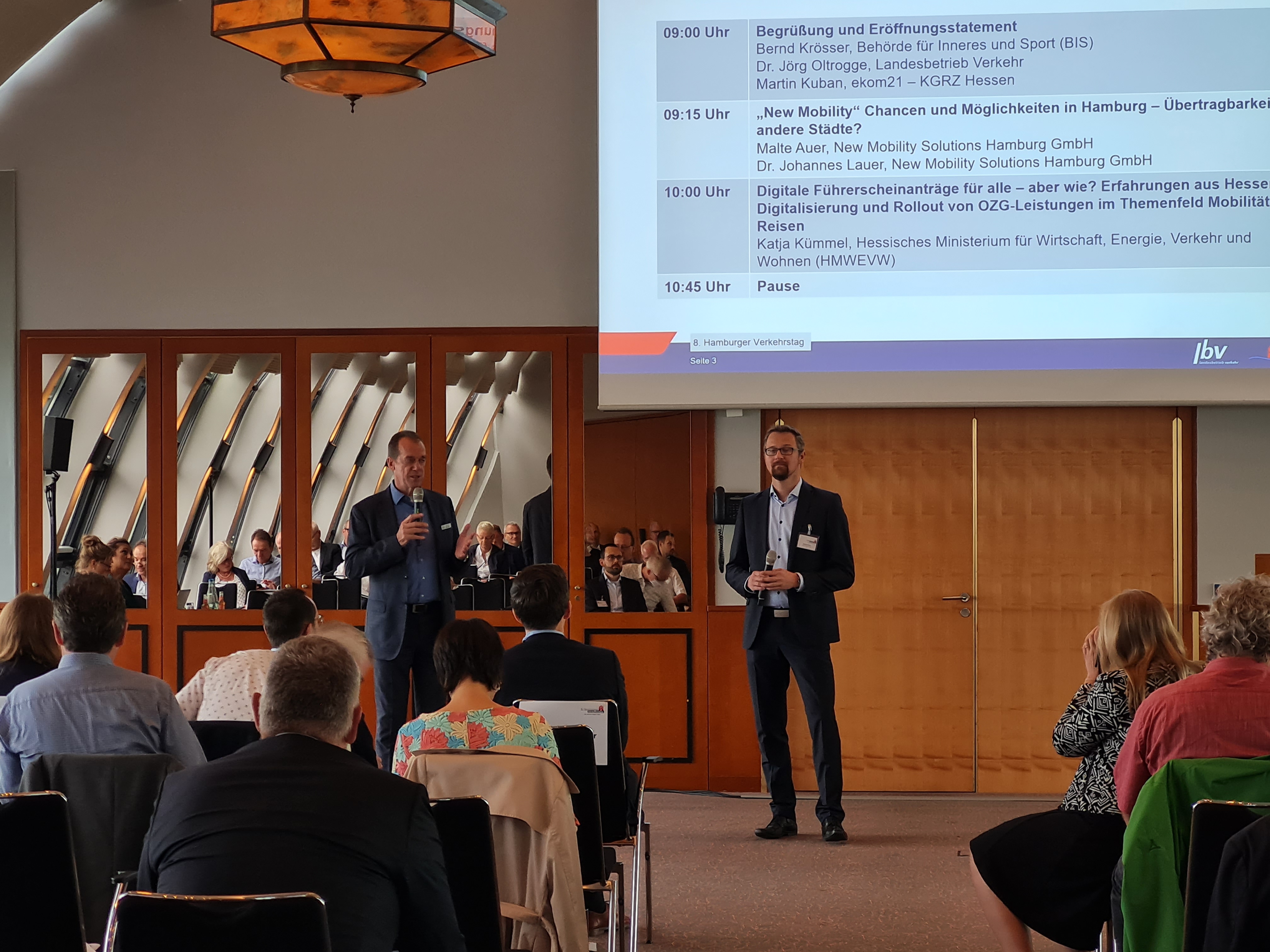 Martin Kuban vortragend während einer Podiumsdiskussion.