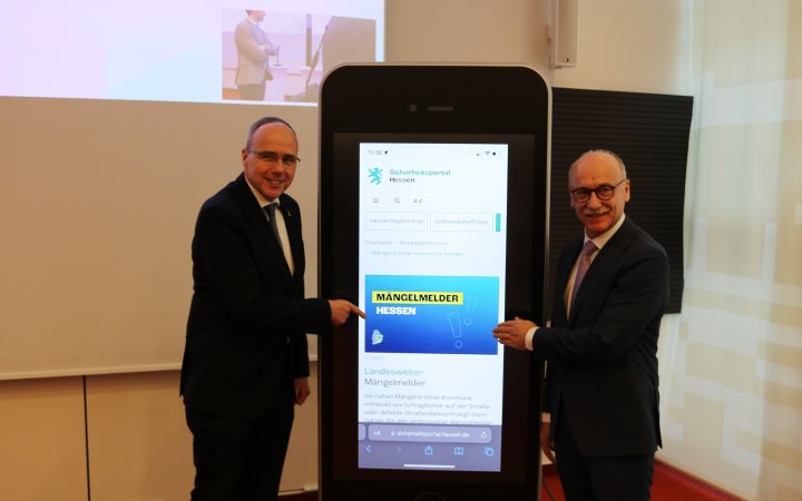 Innenminister Peter Beuth und Landespolizeipräsident Robert Schäfer während eines Vortrags.