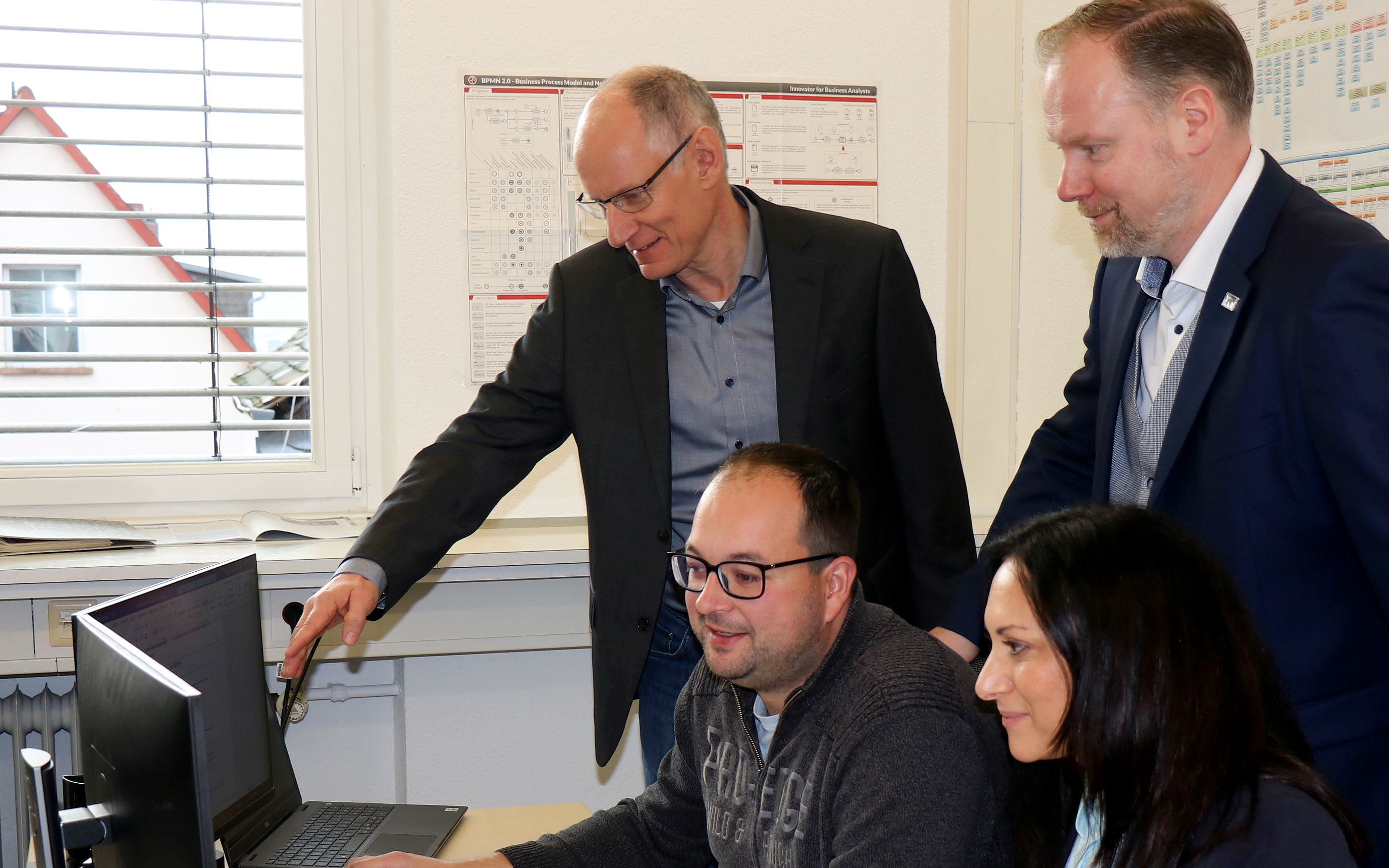 Bei der Auswertung der Befragungsergebnisse (v.l.n.r.): Stefan Bechtold (Leiter Zentrale Verwaltung – Hauptamt), Dennis Naumann (Digitalisierungsbeauftragter), Jane Kolczok (Pädagogische Fachberatung), Bürgermeister Christian Litzinger (© Foto Gelnhausen)