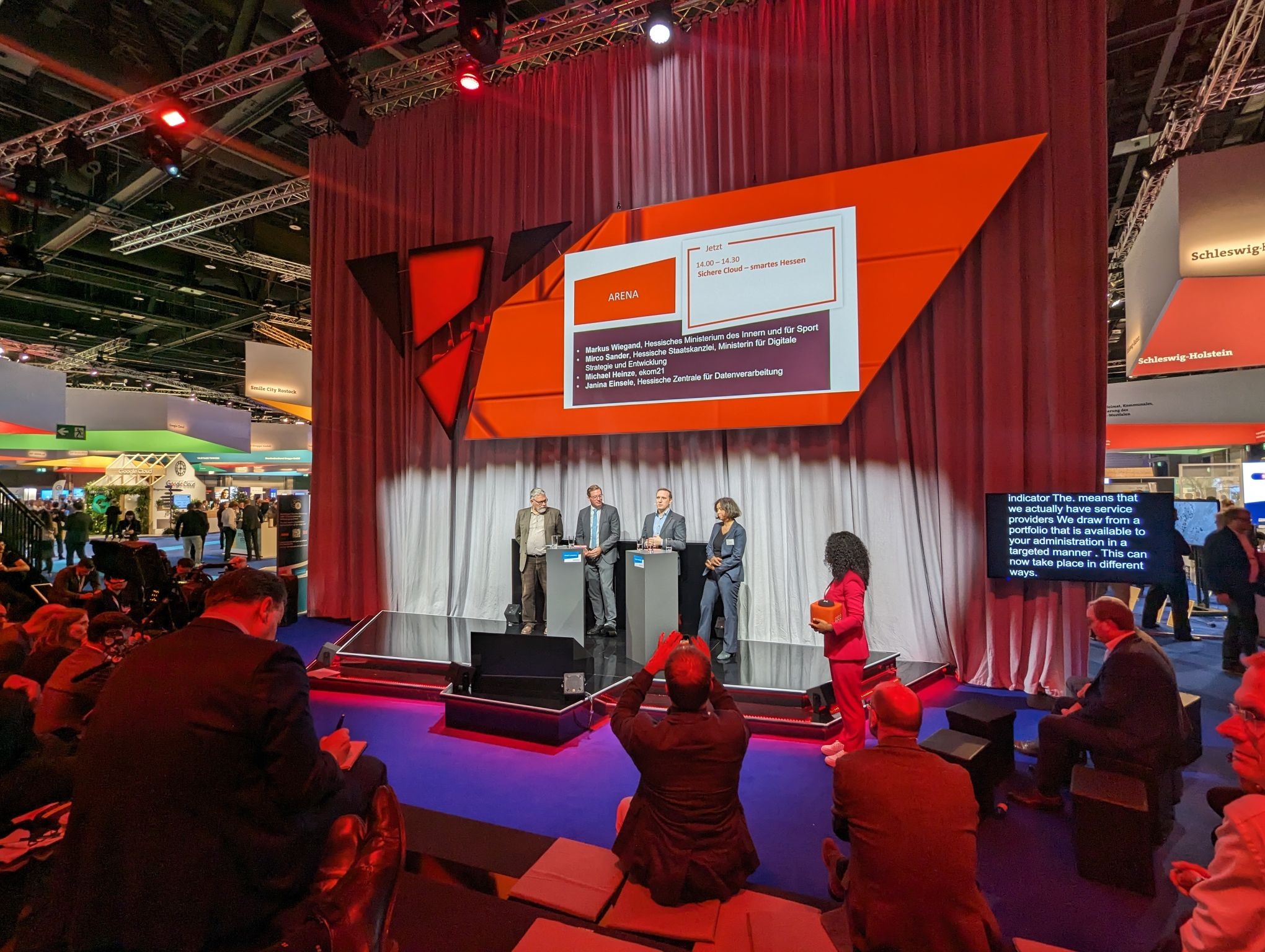 Gruppe von mehreren Personen bei einer Podiumsdiskussion einer Digitalisierungs-Messe.