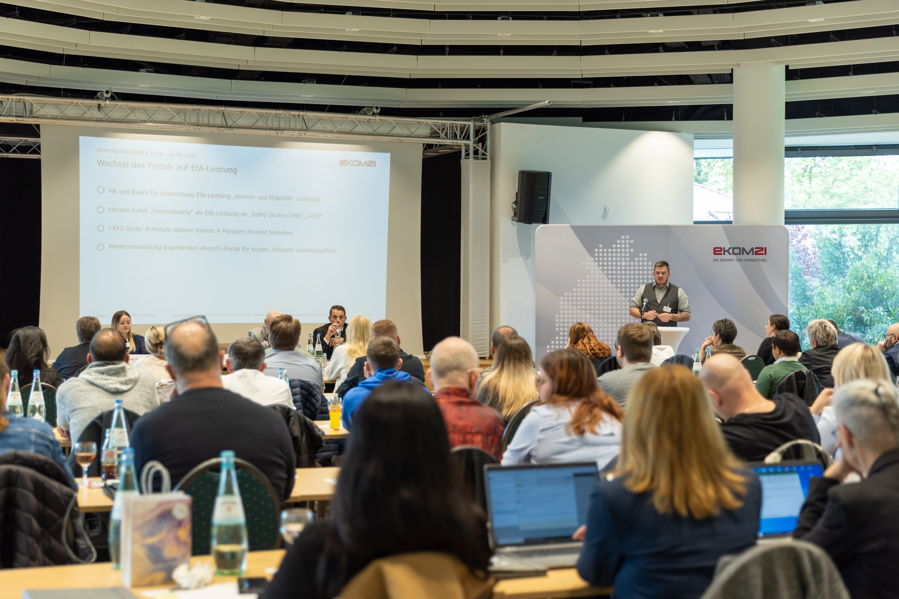 Publikum im Kurhaushotel lauscht Referierenden