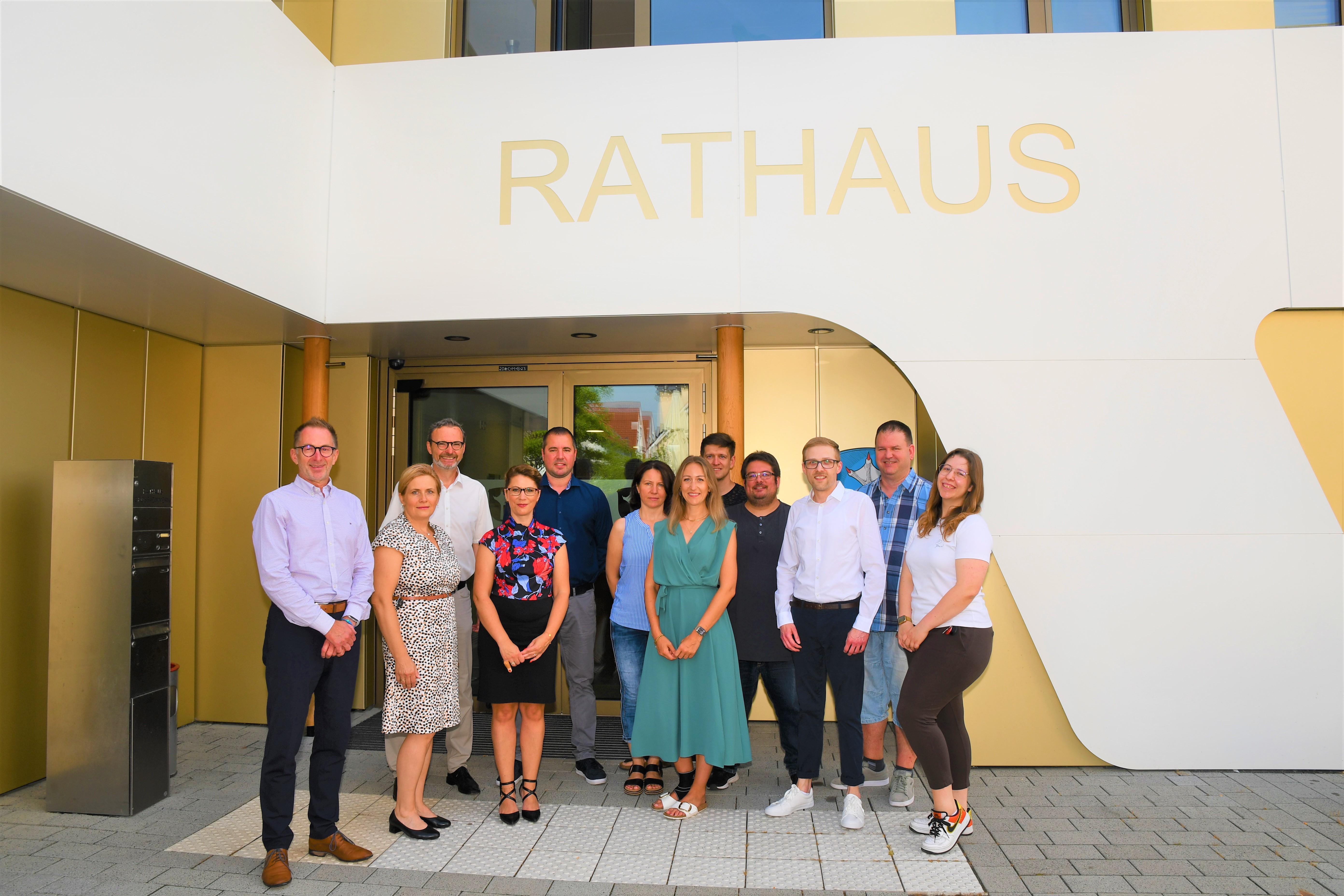 Gruppe von Projektbeteiligten vor dem Rathaus in Groß-Zimmern.