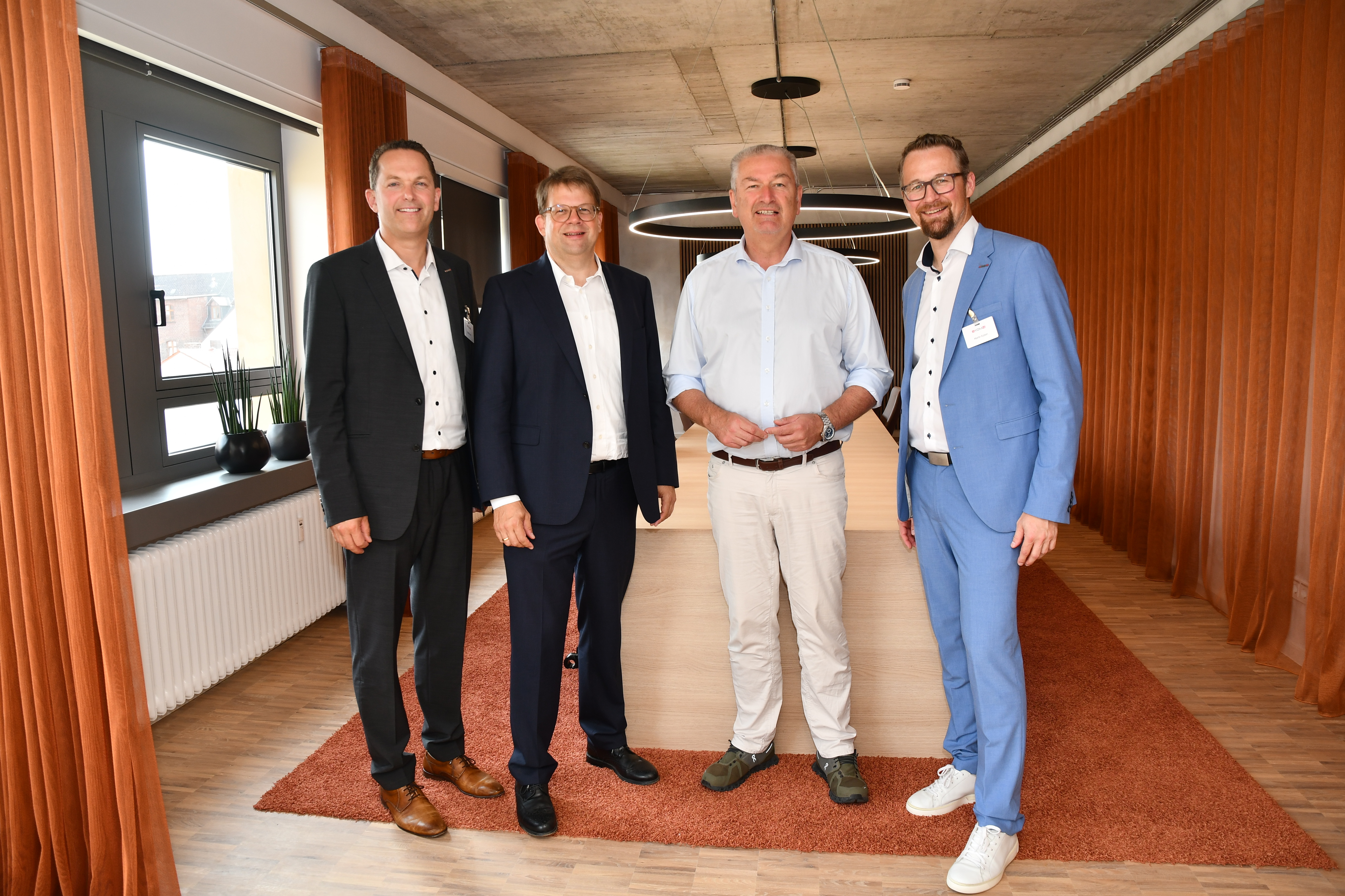 ekom21-Geschäftsführer Martin Kuban und Björn Brede; sowie Bürgermeister Wingenfeld und Landrat Woide.