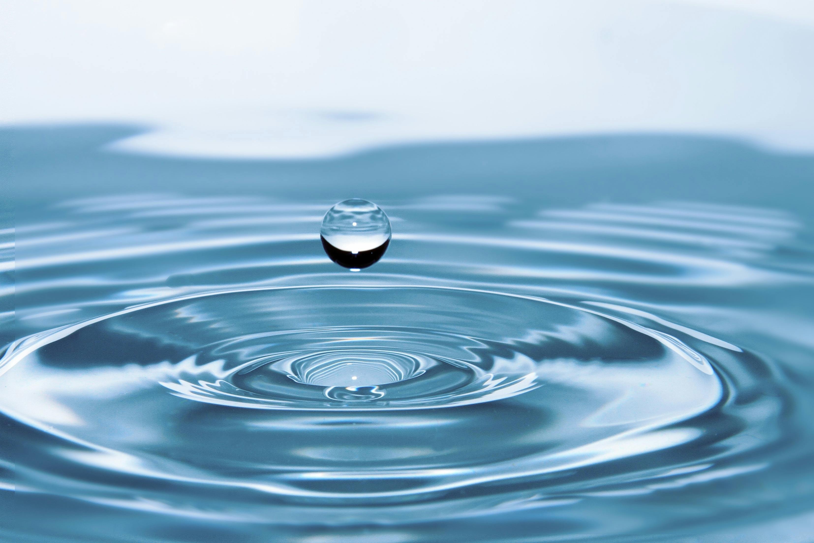 Darstellung eines plätschernden Wassertropfens.
