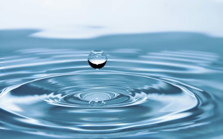 Darstellung eines plätschernden Wassertropfens. 