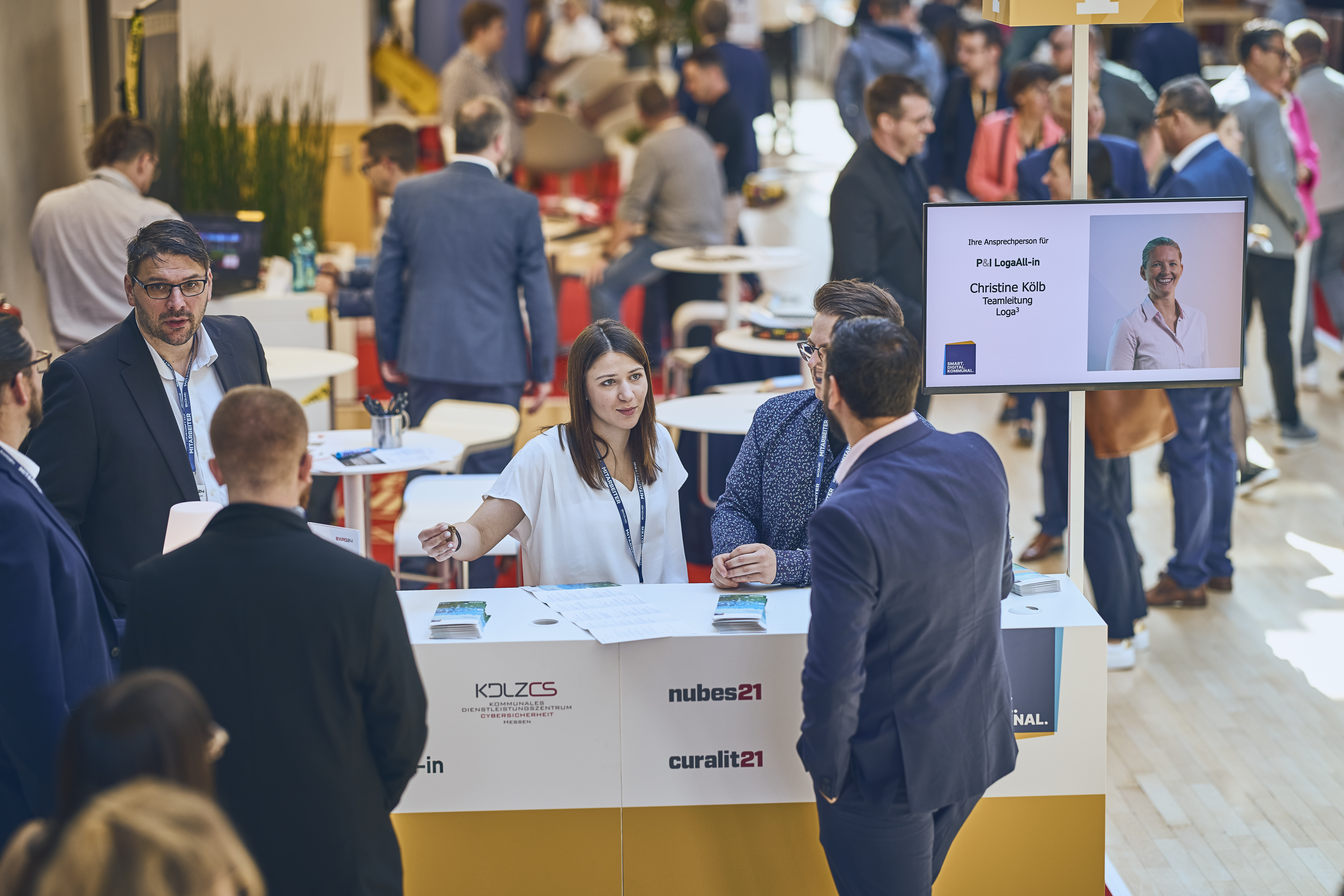 Stand der expo 2024 mit mehreren miteinander sprechenden Personen.