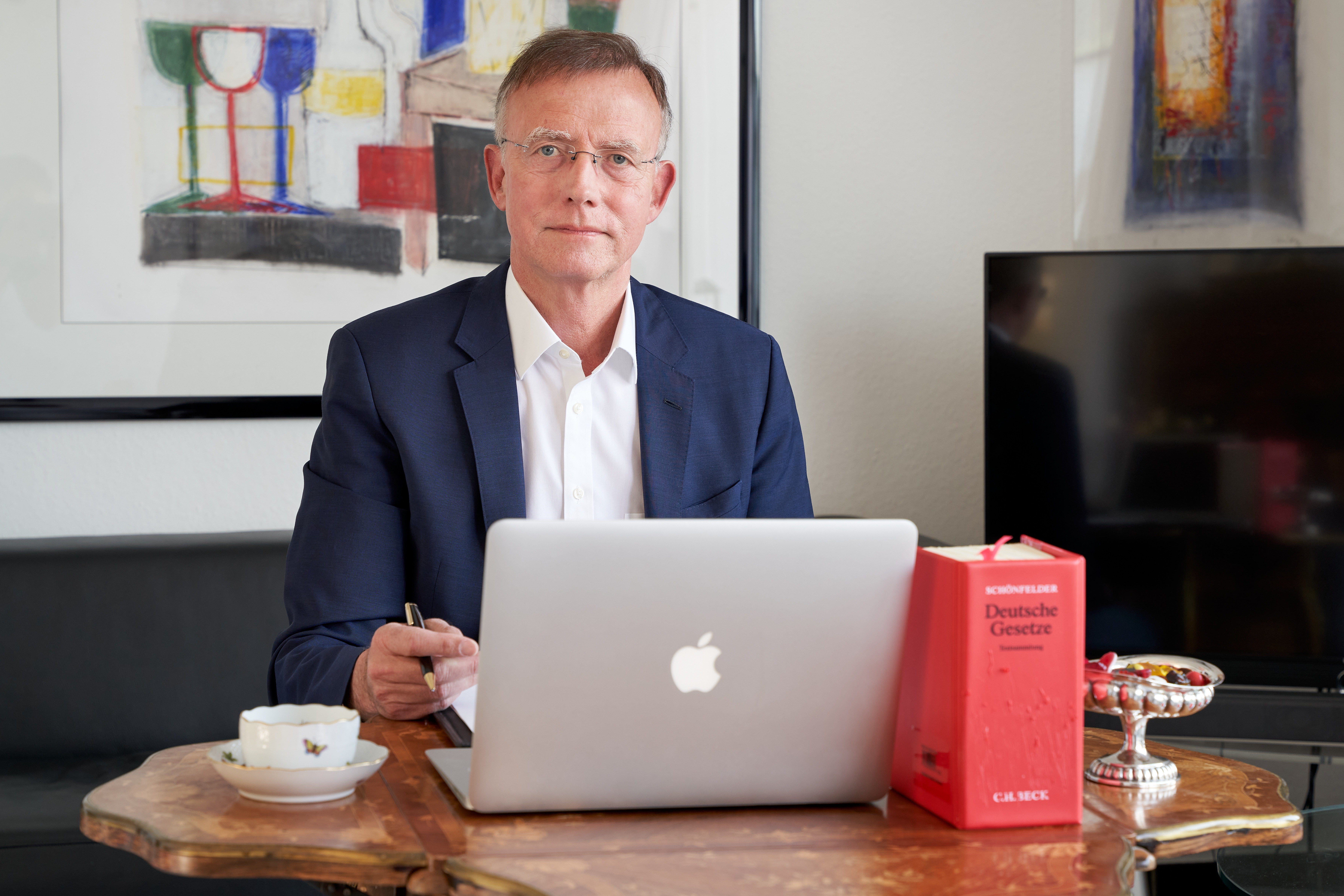 Gerd Landsberg sitzend vor einem Tisch mit Laptop.