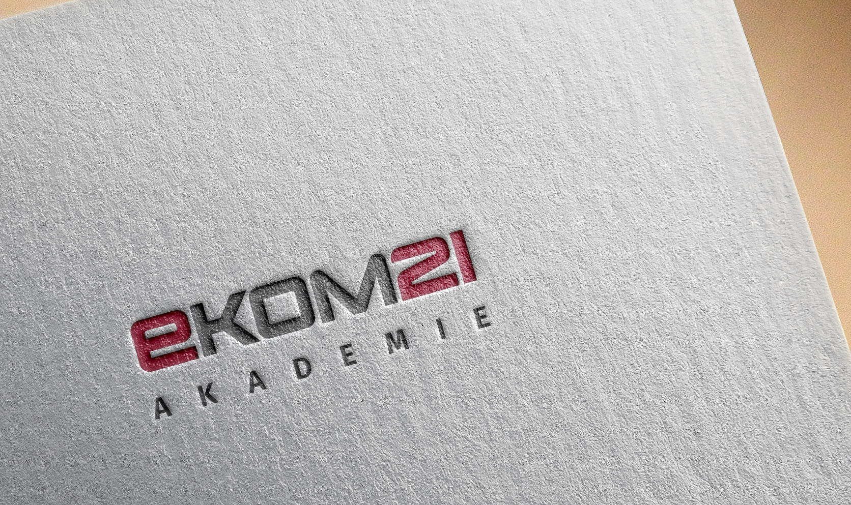 weiße Mappe; darauf das Logo der ekom21 Akademie