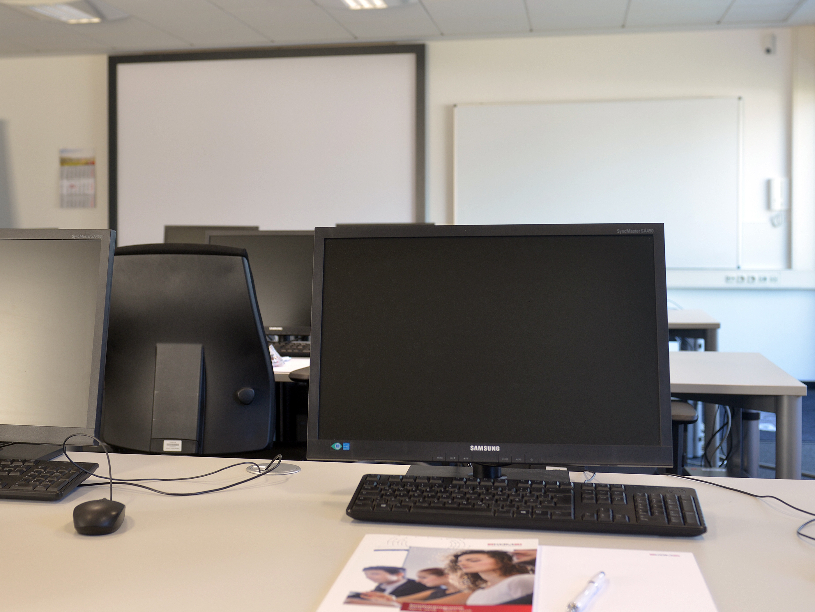 Arbeitsplatz mit Computer, Maus und Tastatur