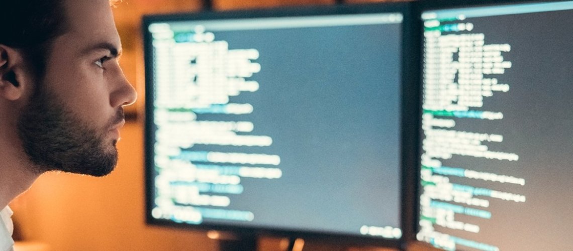 Mann vor Computer