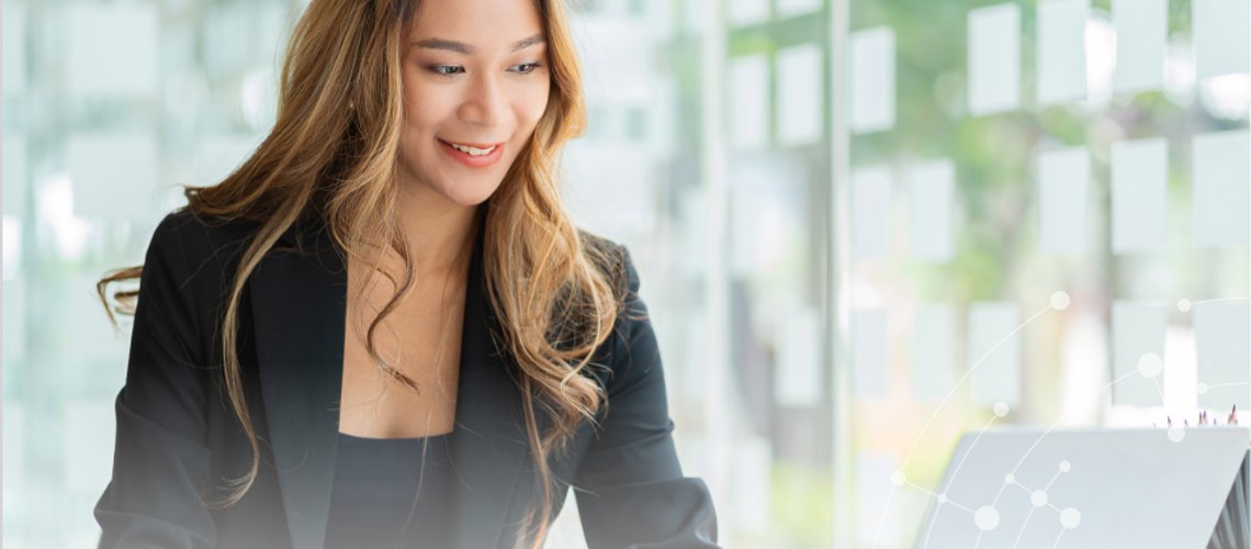 Frau arbeitet am Laptop