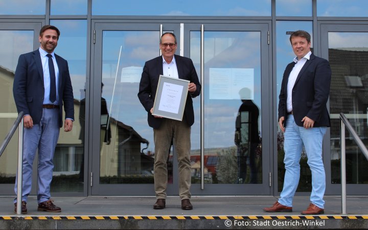 Björn Sommer; Bertram Huke und Bürgermeister Kay Tenge.