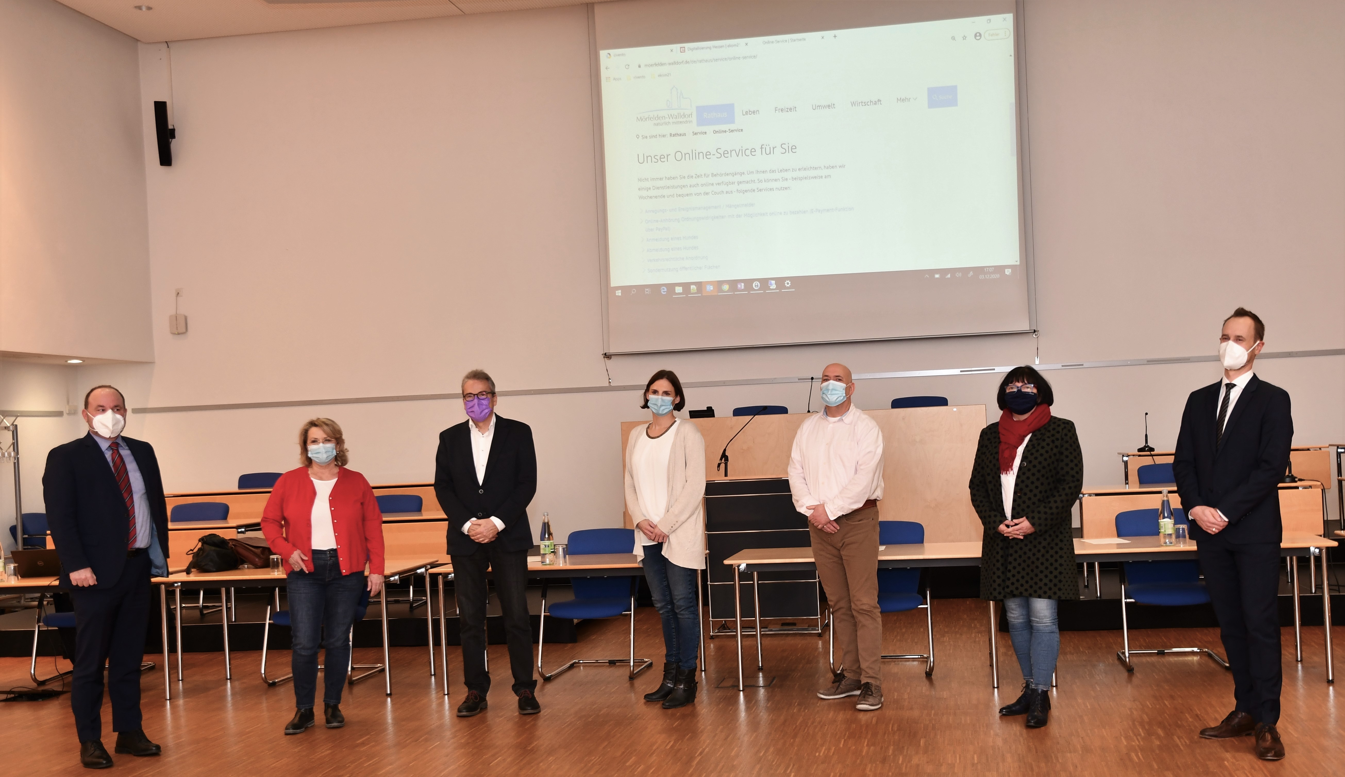 Mitarbeitende der ekom21 und der Stadt Mörfelden-Walldorf während einer Präsentation.