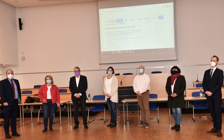 Mitarbeitende der ekom21 und der Stadt Mörfelden-Walldorf während einer Präsentation.