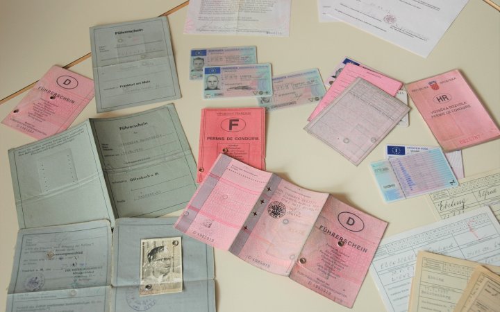 Mehrere Führerscheine verschiedener Art liegen auf einem Tisch.