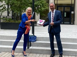 Kristina Sinemus und Ulrich Künkel bei der Entgegennahme von einer großen Menge Tablets.
