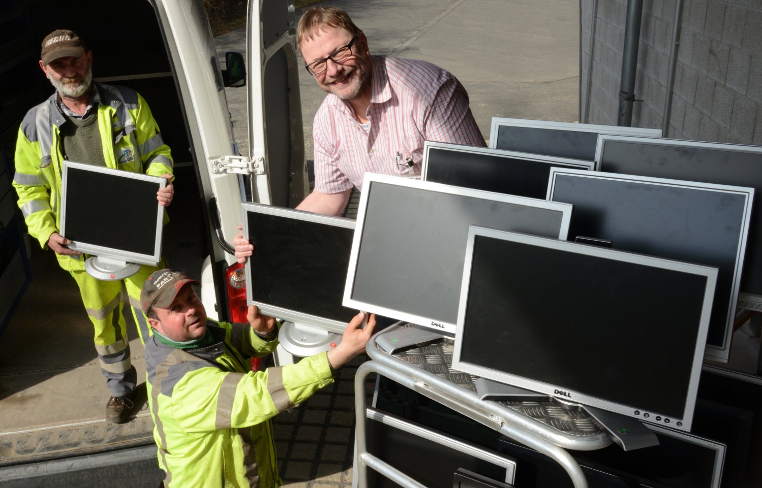 Mehrere Computer-Monitore werden verladen.
