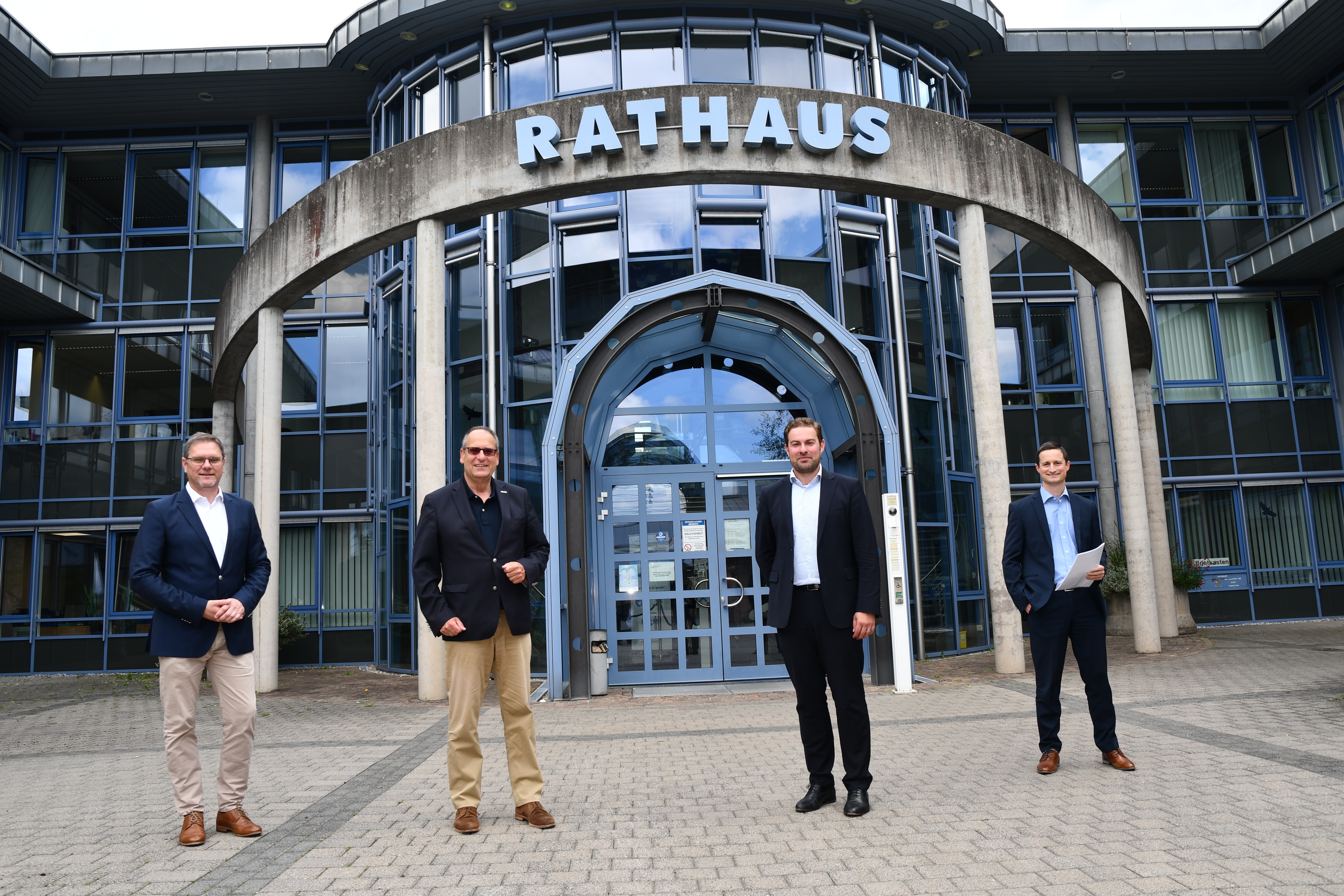 Sandro Zehner; Bertram Huke; Stephan Reimank und Peter De Schrijver vor dem Rathaus.