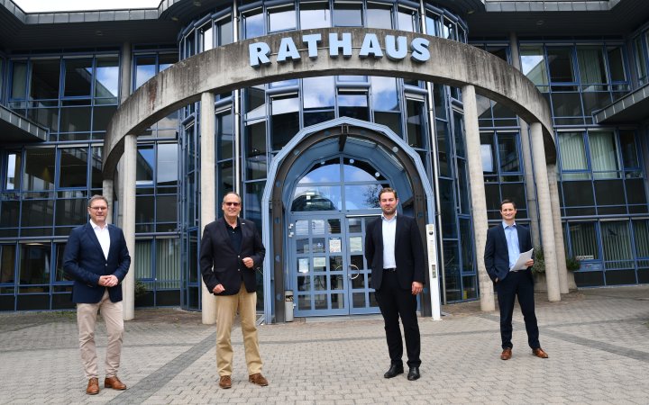Sandro Zehner; Bertram Huke; Stephan Reimank und Peter De Schrijver vor dem Rathaus.