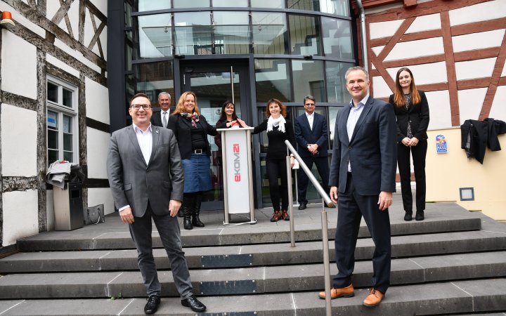 Gruppe von ekom21-Mitarbeitenden und weiteren Personen. 