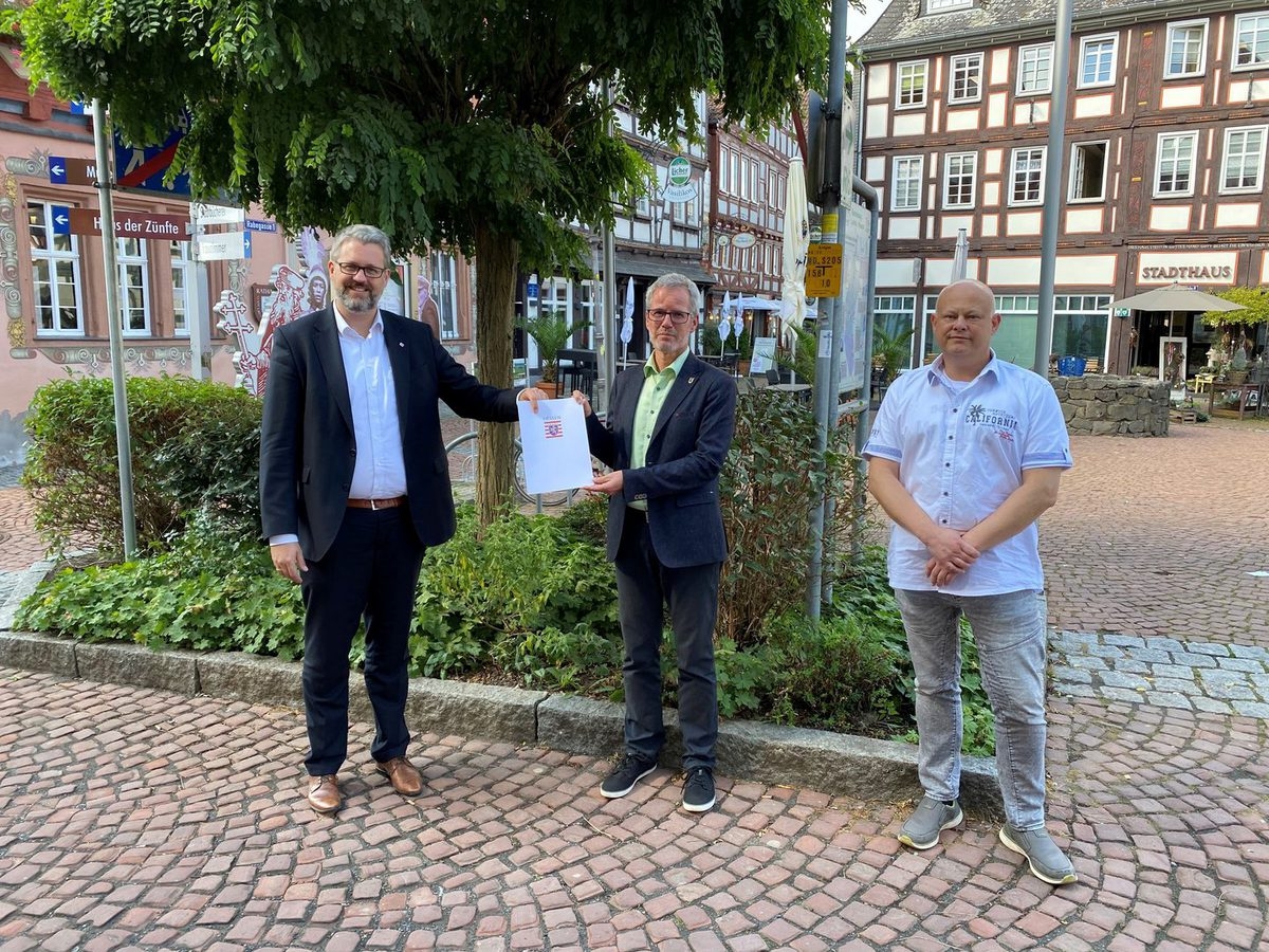 Patrick Burghardt; Frank Ide und eine weitere Person im Zentrum der Stadt Grünberg.