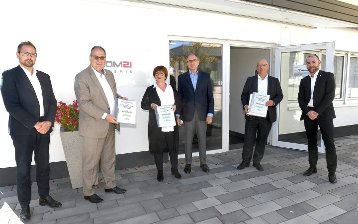 Mitarbeitende der ekom21 bei der Präsentation eines vertraglichen Dokumentes.
