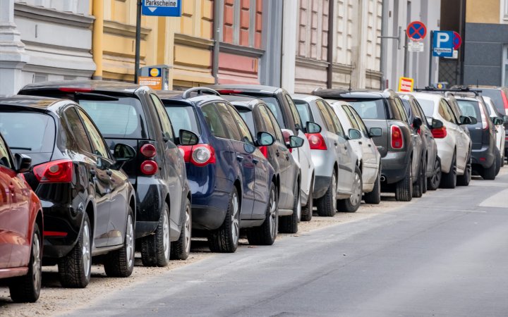 Reihe von mehreren parkenden Autos am Straßenrand.