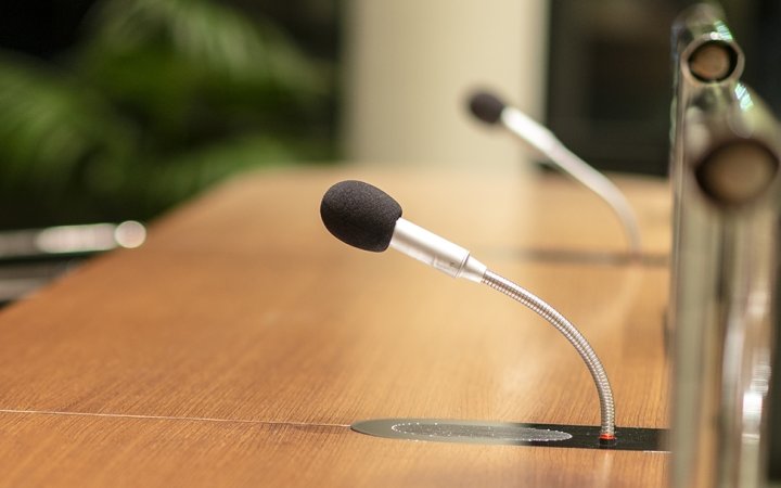 Zwei in einen Tisch integrierte Mikrofone.