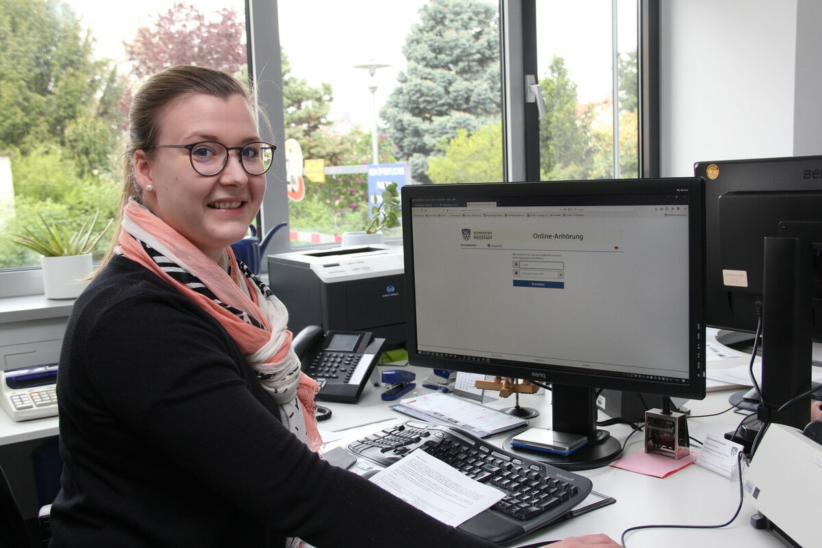 Nataascha Schwarz sitzend vor einem Computer.