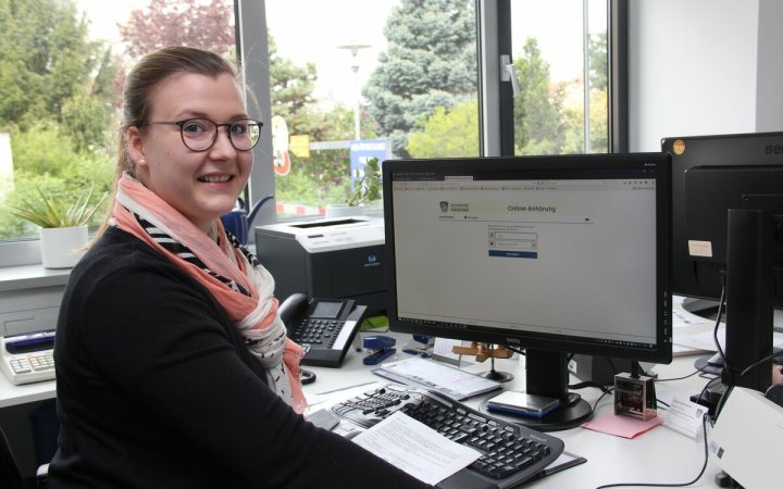 Nataascha Schwarz sitzend vor einem Computer.