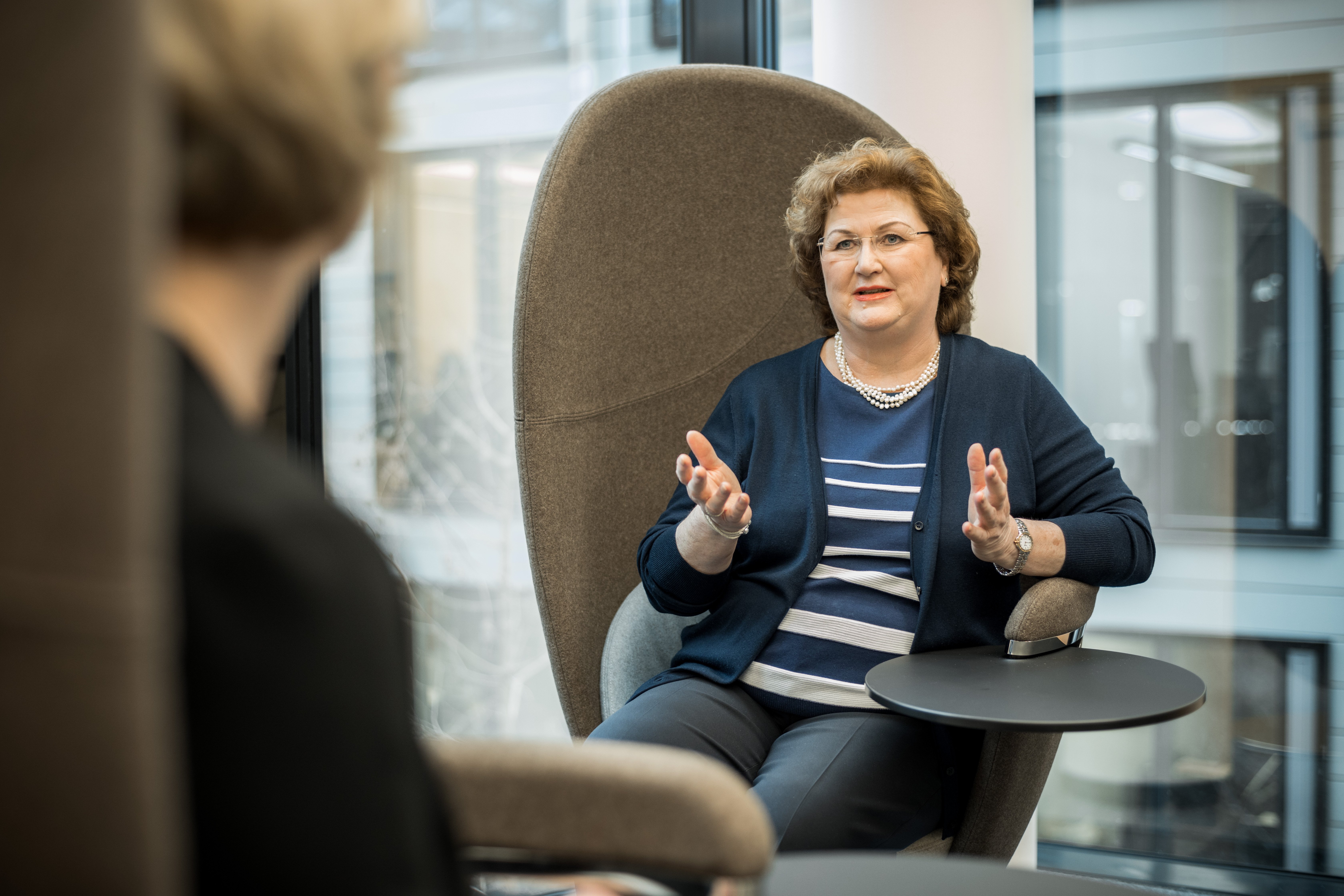 Annette Schmidt im Gespräch mit einer weiteren Person.