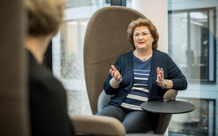 Annette Schmidt im Gespräch mit einer weiteren Person.