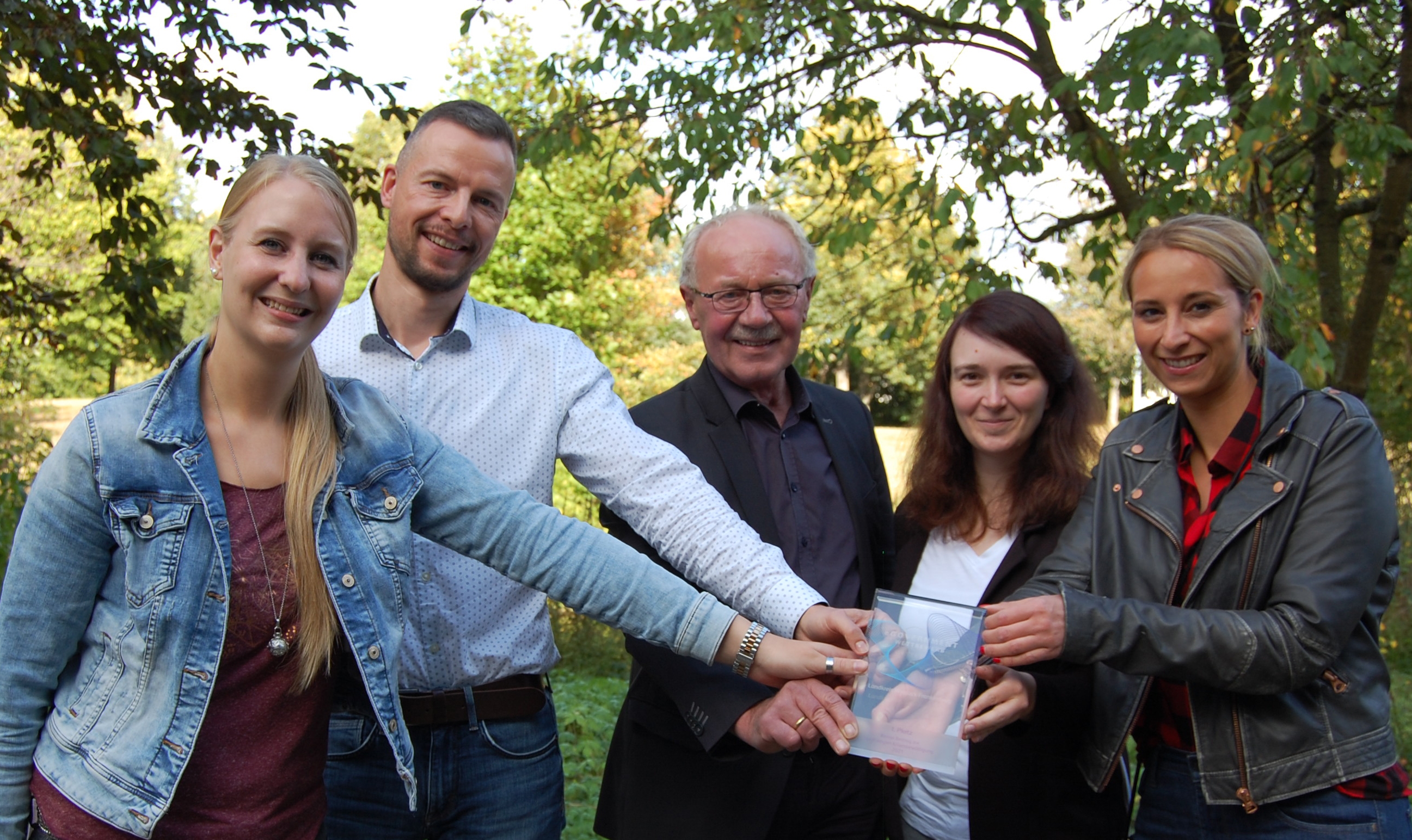 Fünf Mitarbeitende des Landkreises Waldeck-Frankenberg präsentieren einen Preis.