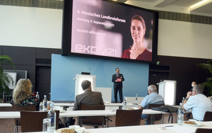 Podium mitsamt Publikum während des hessischen Landkreisforums.