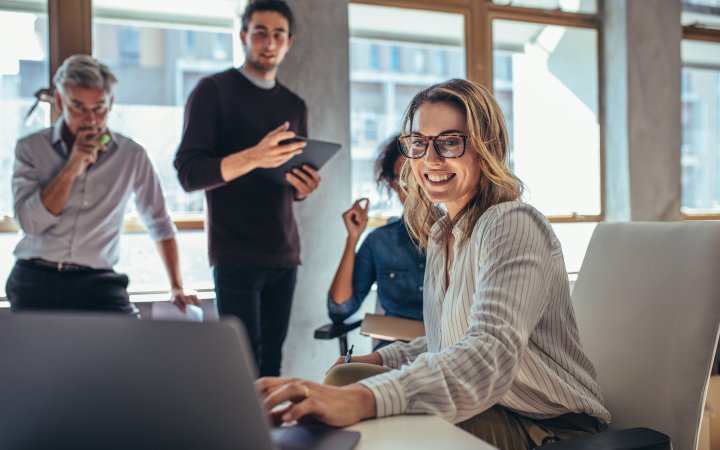 Mehrere Personen in einem Büro.