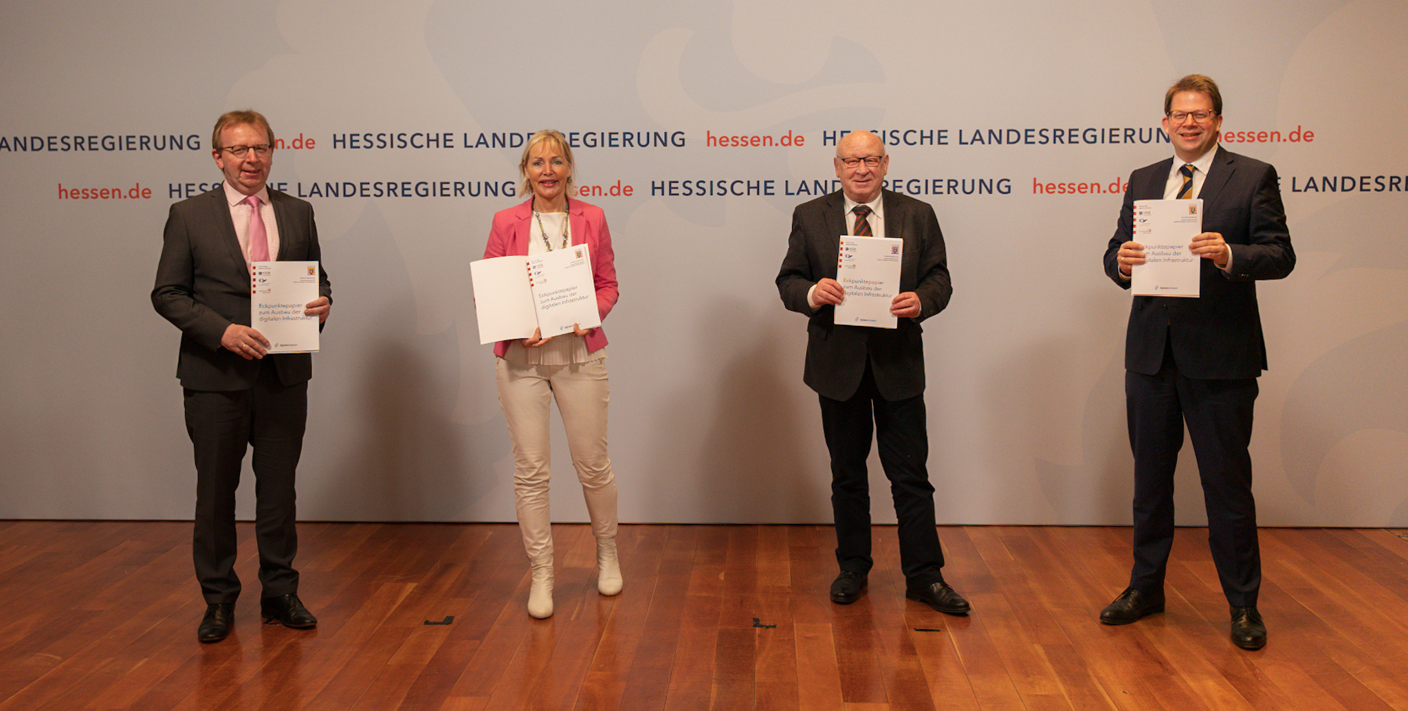 Vier Personen; welche Urkunden präsentieren.