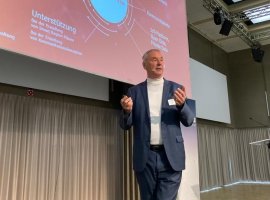 Ulrich Künkel vortragend während der Podiumsdiskussion.