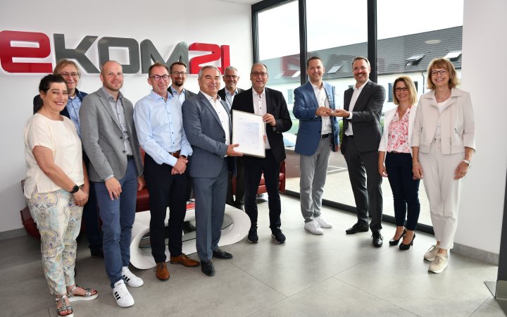 Gruppe von ekom21-Mitarbeitenden während einer Preisverleihung.