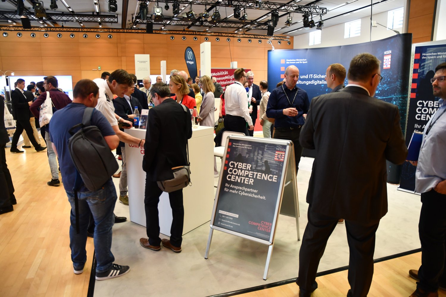 größere Ansammlung von Personen in Räumlichkeiten der expo.